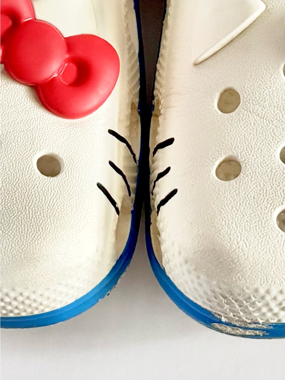 Crocs x Sanrio Hello Kitty Classic Clog Kids/Youth/Big Kids J2 Cream/Red GUC - Picture 13 of 16